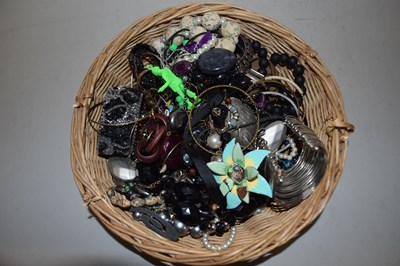 Lot 104 - A basket of assorted costume jewellery