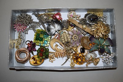 Lot 123 - Box of various assorted costume jewellery