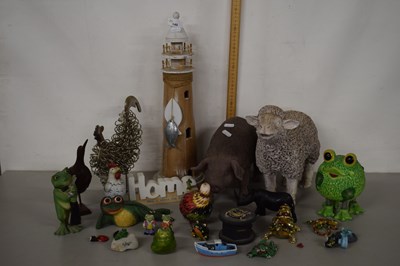 Lot 140 - Mixed Lot: Various assorted animal ornaments,...