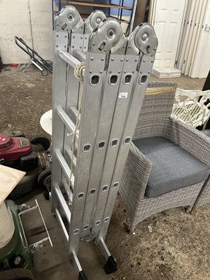 Lot 1030 - An extending ladder