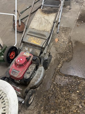 Lot 1040 - A Honda petrol lawnmower