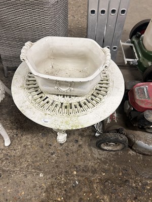 Lot 1041 - A cast metal round coffee table