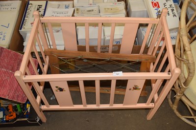 Lot 727 - A dolls cot