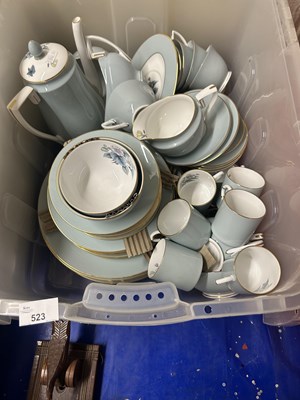 Lot 523 - Box of various part tea and dinner wares,...