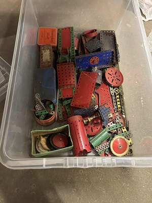 Lot 551 - Box of various vintage Meccano sets etc