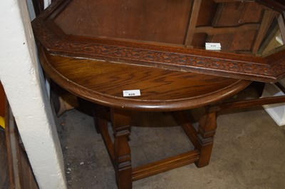 Lot 829 - A reproduction circular oak coffee table