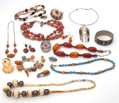 Lot 302 - A mixed quantity of costume jewellery, to...