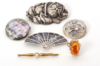 Lot 172 - A mixed lot of jewellery, to include an amber...