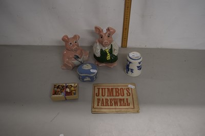 Lot 39 - Mixed Lot: Wade NatWest piggy banks, a...