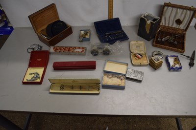 Lot 86 - Tray of mixed items to include costume jewellery