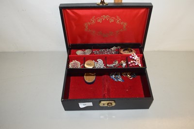 Lot 91 - Case of assorted costume jewellery