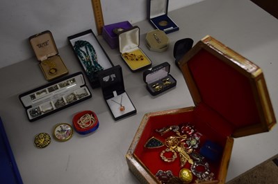 Lot 93 - Tray of mixed costume jewellery