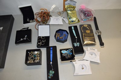 Lot 105 - Box of mixed costume jewellery to include some...