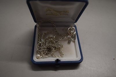 Lot 122 - Silver chain and bracelet