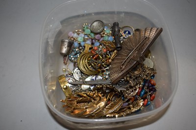 Lot 124 - Box of mixed costume jewellery