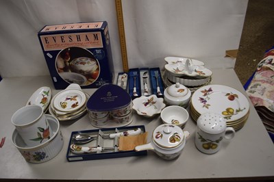 Lot 154 - Quantity of Royal Worcester Evesham pattern...