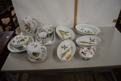 Lot 235 - Quantity of Royal Worcester Evesham pattern...