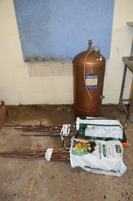 Lot 1002 - Copper water tank together with a mixed...