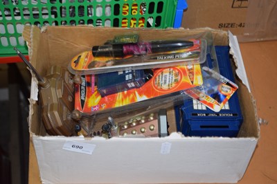 Lot 690 - Box of Dr Who collectibles