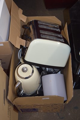 Lot 766 - Box of mixed items to include toaster, radio etc