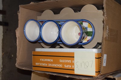 Lot 554 - Box of glass sundae dishes, boxed porcelain...