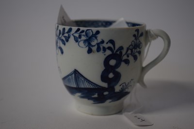 Lot 399 - A Lowestoft porcelain cup with blue and white...