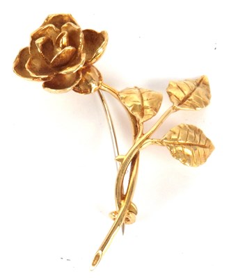 Lot 88 - A rose brooch, the natuarlistically modelled...