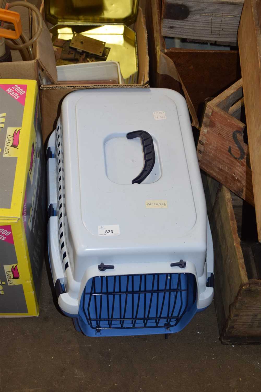 Lot 823 PLASTIC PET CARRIER