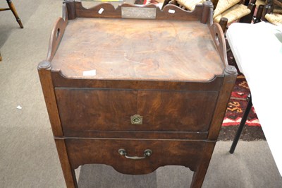 Lot 674 - A Georgian mahogany night cupboard with...