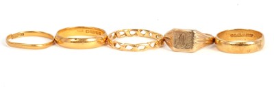 Lot 198 - Five gold and yellow metal rings: to include a...