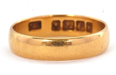 Lot 193 - An Edwardian 22ct wedding band, 4.4mm wide,...