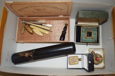 Lot 66 - Mixed Lot: Manicure items, small scent bottles,...