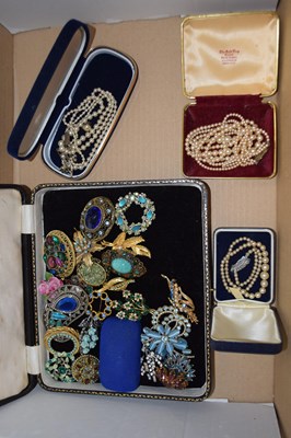 Lot 96 - Box of various assorted costume jewellery