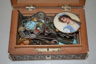 Lot 116 - Box of various assorted costume jewellery