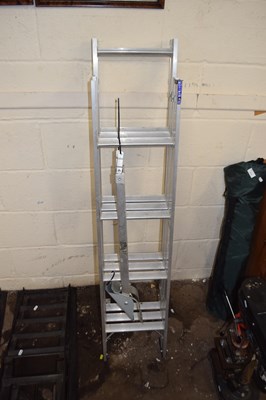 Lot 512 - An extending ladder