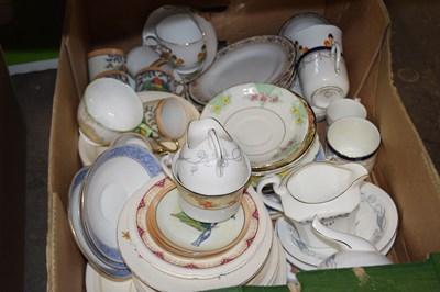 Lot 653 - Box of assorted tea wares