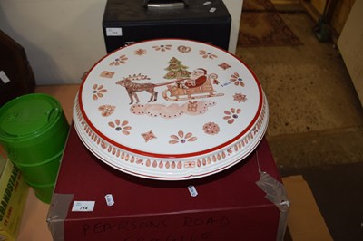 Lot 714 - A Christmas Villeroy & Boch cake stand