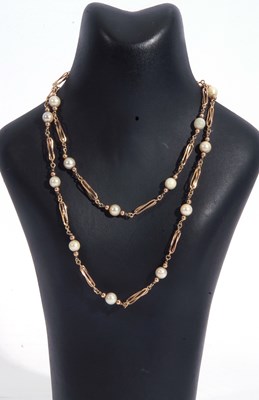 Lot 191 - 9ct gold cultured pearl necklace featuring 18...