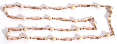 Lot 191 - 9ct gold cultured pearl necklace featuring 18...