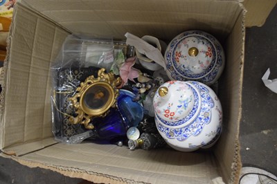 Lot 864 - Box of assorted household clearance to include...