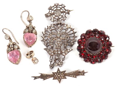 Lot 241 - A mixed lot of jewellery: to include a garnet...