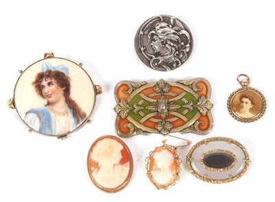 Lot 262 - A mixed lot of brooches: to include a round...