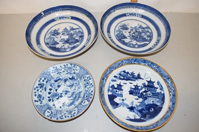 Lot 41 - A group of four various Chinese blue and white...