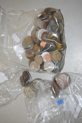 Lot 65 - A bag of British and world circulation coinage