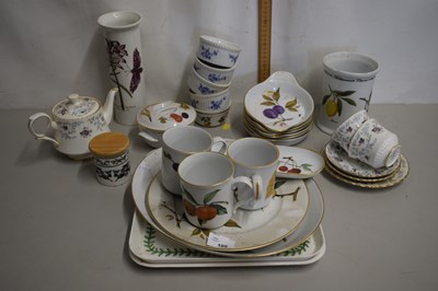 Lot 109 - Mixed Lot: Various dinner and tea wares to...