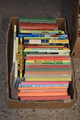 Lot 162 - Box of various vintage children's annuals