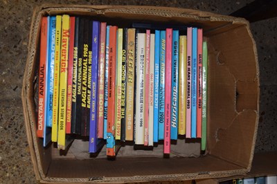 Lot 165 - One box of vintage children's annuals to...