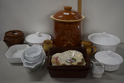 Lot 134 - Mixed Lot: Bread crock, various kitchen dishes,...