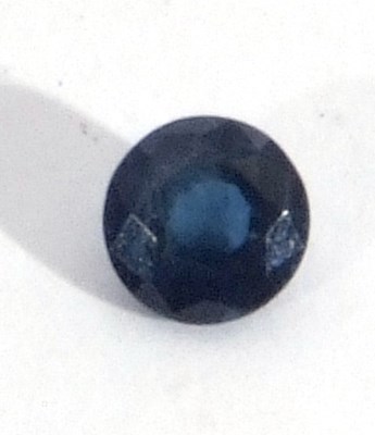Lot 252 - Unmounted round mixed cut natural sapphire,...