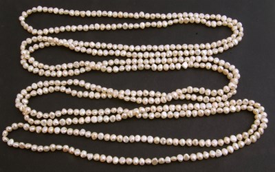 Lot 322 - Long string of Honora cultured freshwater...
